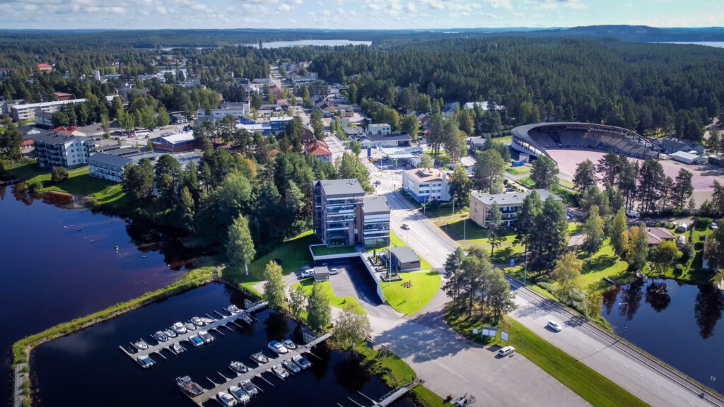 20230925 dronenakymia sotkamosta 2048px jro taajama satamasta dji 0593.00 27 06 19.still026 1024x576